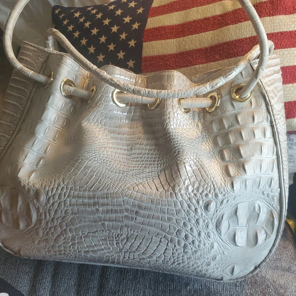 Brahmin. AMY SEASHELL Crocodile Embossed Shoulder Bag. NEVER USED With regist - Picture 5 of 10